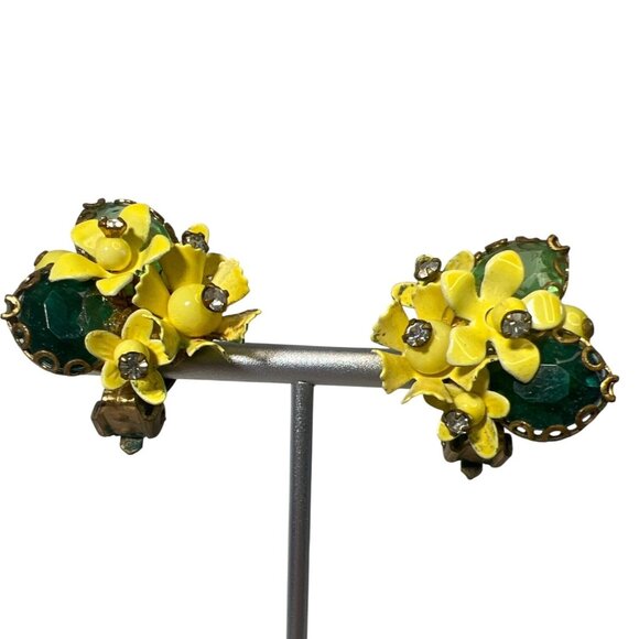 Vtg 50s Yellow Enamel Flower Clip Earrings Green Thermoplastic & Rhinestones - Picture 4 of 9